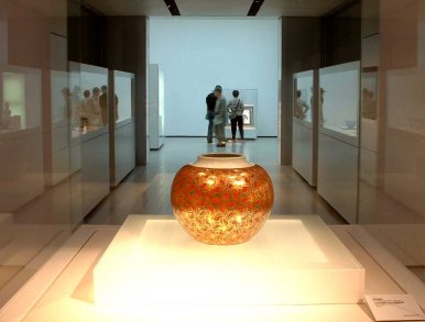 Kenkichi Tomimoto masterpiece of a jar in overglaze gold and silver 