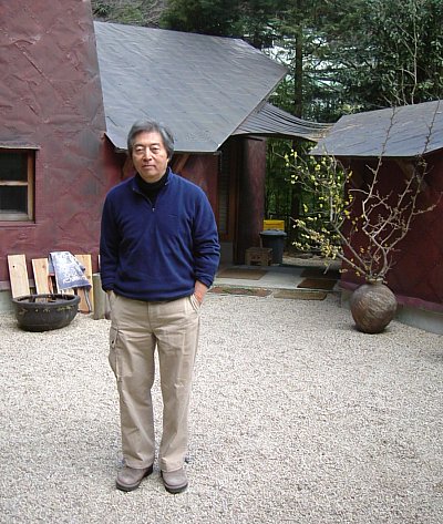 Hosokawa Morihiro standing in front of his studio