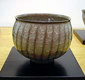 Rice colored vessel by Minegishi Seiko