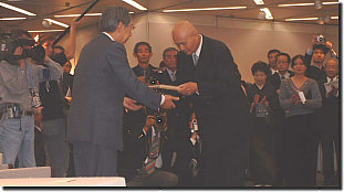Mori Togaku accepting JCS Gold Award
